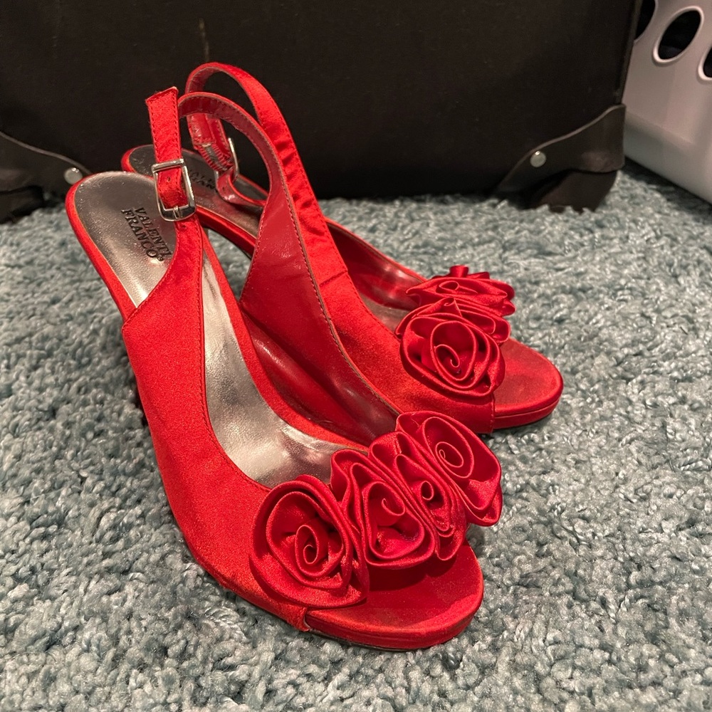 Red heals. Size 7